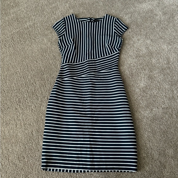 Navy and White Banana Republic work dress - Picture 5 of 7
